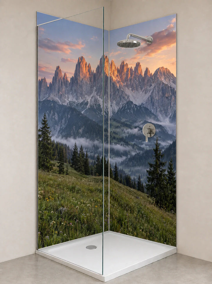Duschrückwand „Dolomiten im Alpenglühen“ als installierte Rückwand in einer hellen Dusche