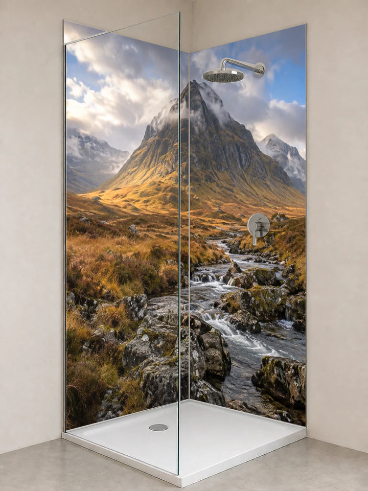 Duschrückwand „Glencoe nach dem Regenschauer“ als installierte Rückwand in einer hellen Dusche