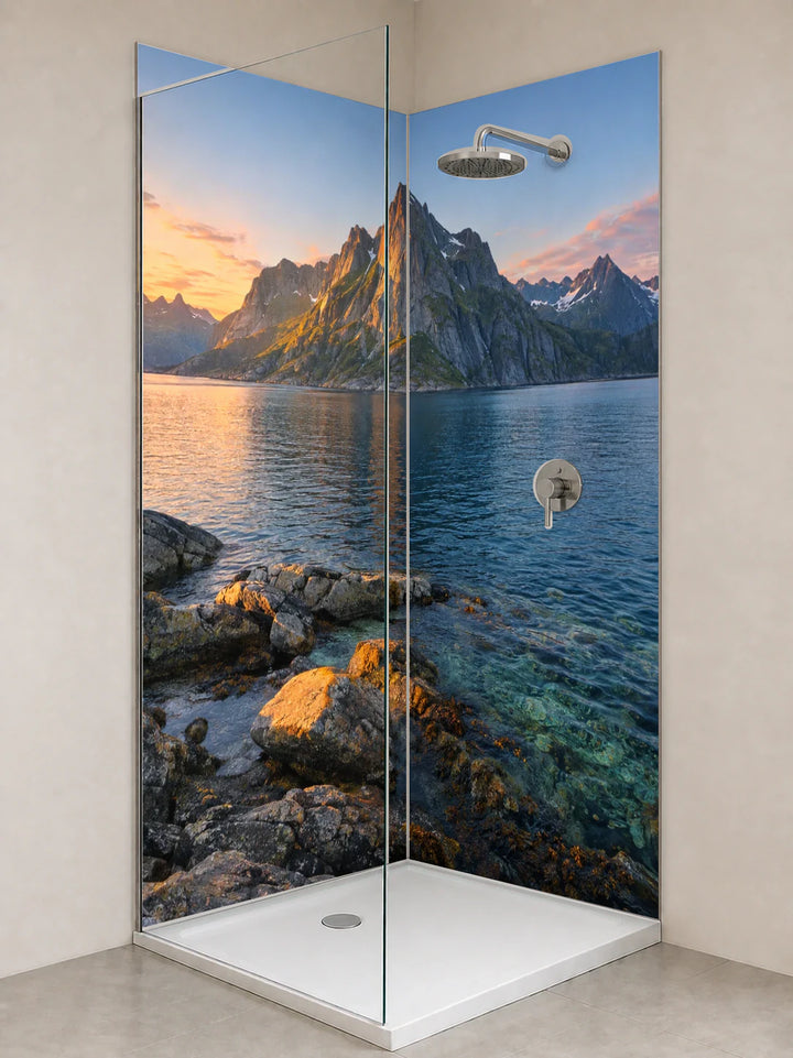 Duschrückwand „Lofoten in der Mitternachtssonne“ als installierte Rückwand in einer hellen Dusche