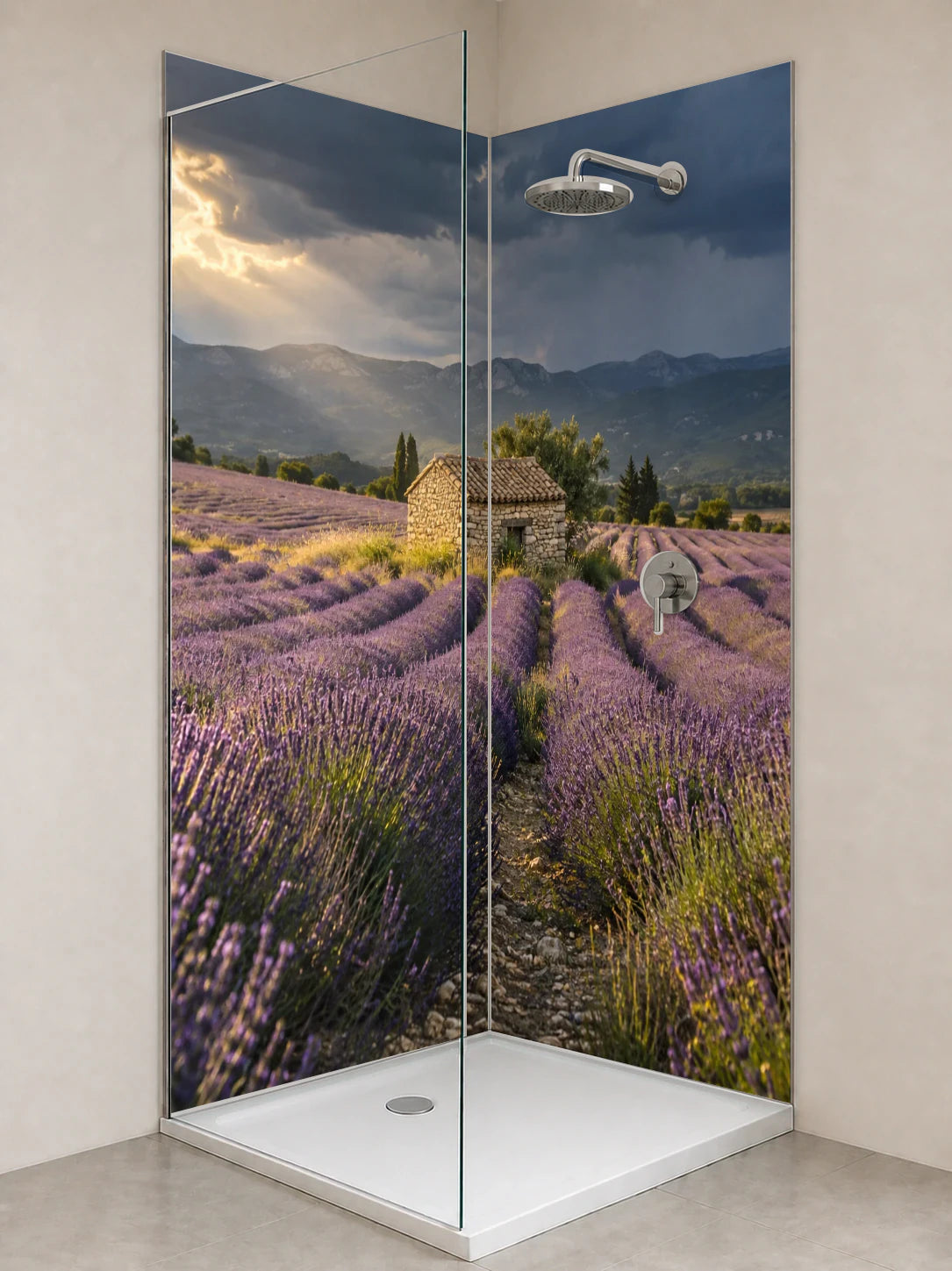Duschrückwand „Provence vor dem Gewitterschauer“ als installierte Rückwand in einer hellen Dusche