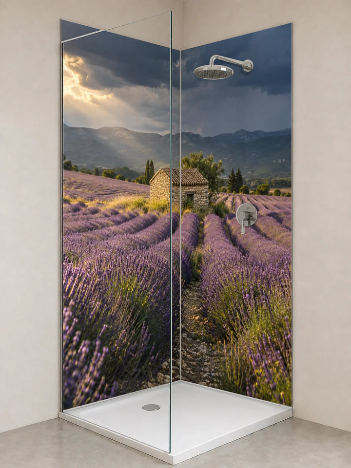 Duschrückwand „Provence vor dem Gewitterschauer“ als installierte Rückwand in einer hellen Dusche