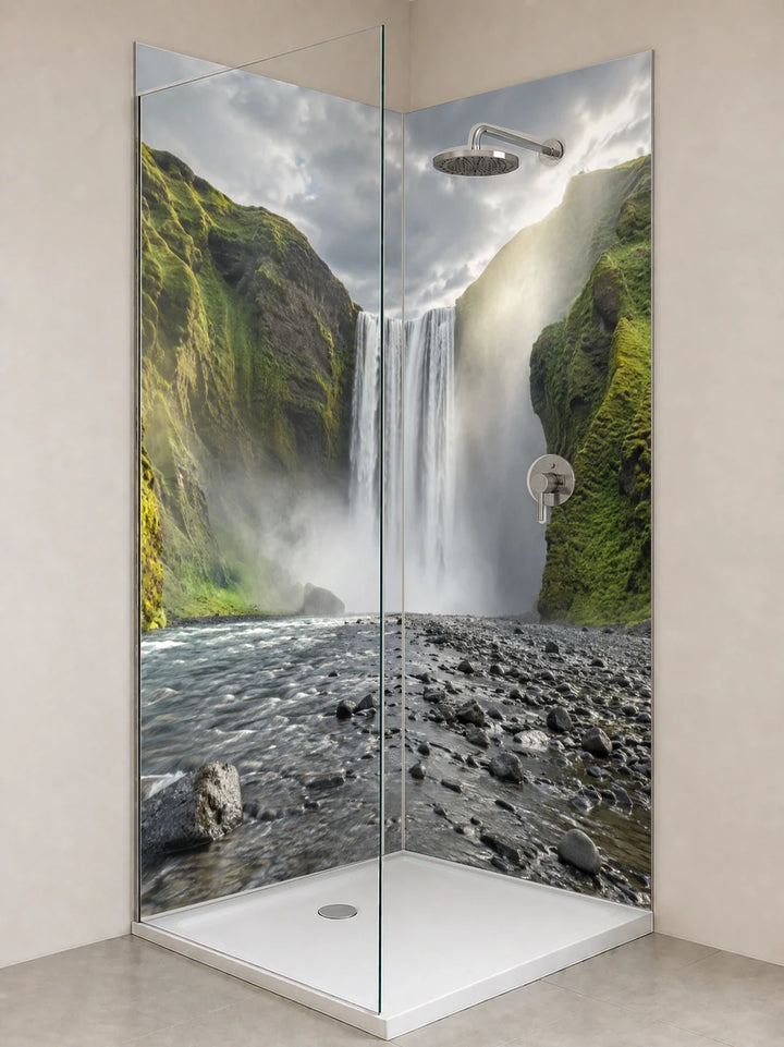 Duschrückwand „Skógafoss im Lichtwechsel“ als installierte Rückwand in einer hellen Dusche