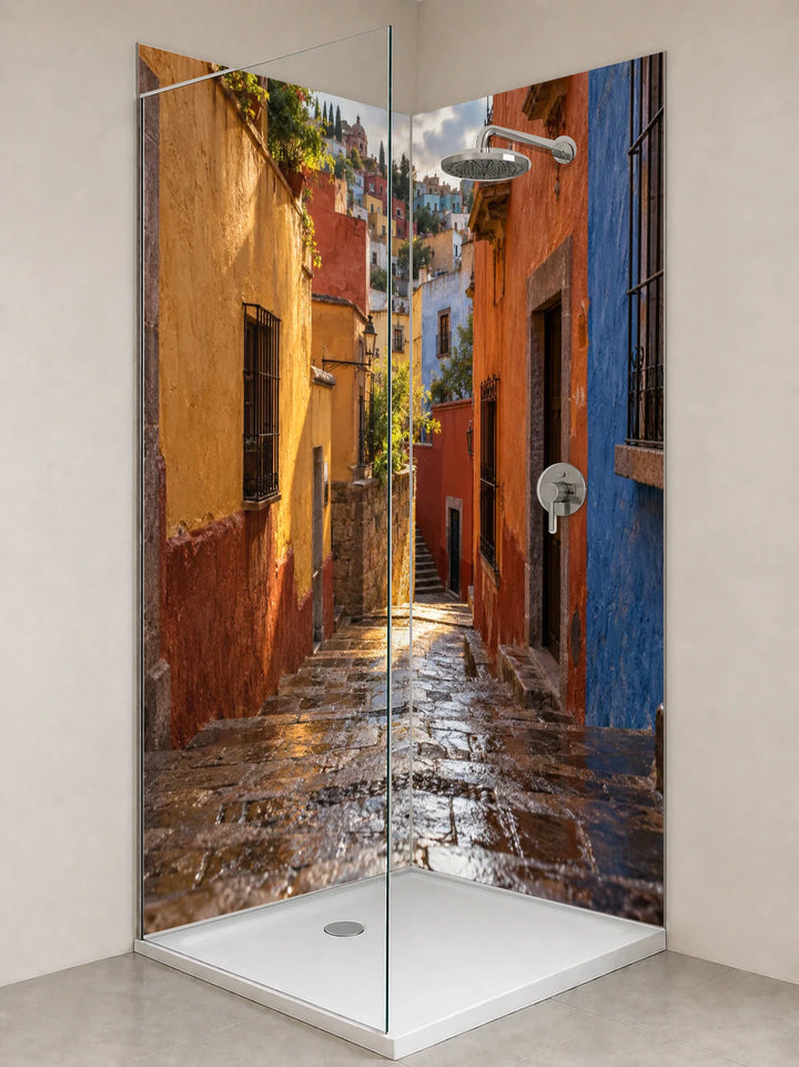 Duschrückwand „Guanajuato nach dem Regen“ als installierte Rückwand in einer hellen Dusche