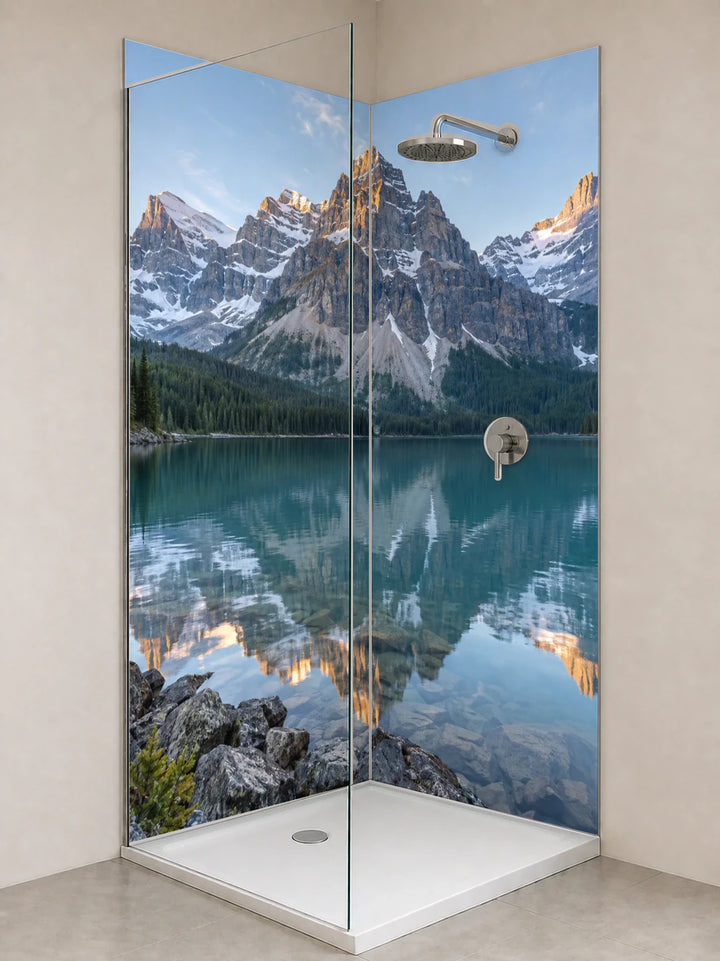 Duschrückwand „Stiller Bergsee in den Rockies“ als installierte Rückwand in einer hellen Dusche