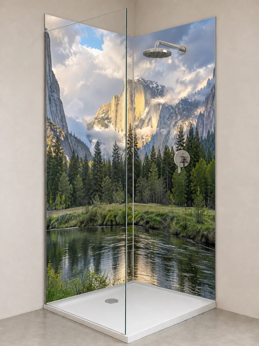 Duschrückwand „Frühlingslicht im Yosemite-Tal“ als installierte Rückwand in einer hellen Dusche