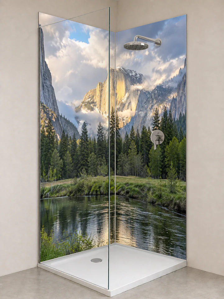 Duschrückwand „Frühlingslicht im Yosemite-Tal“ als installierte Rückwand in einer hellen Dusche