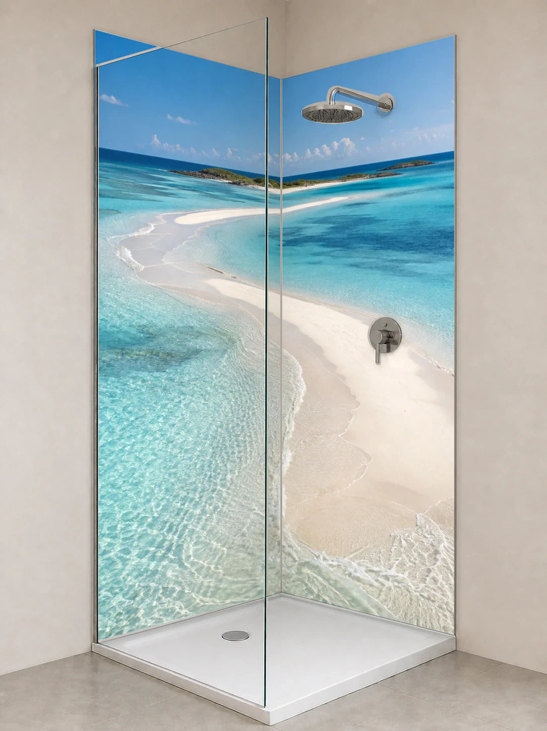 Duschrückwand „Sandbank auf den Bahamas“ als installierte Rückwand in einer hellen Dusche