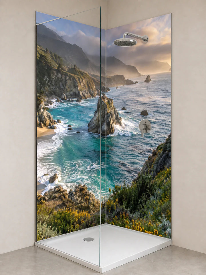 Duschrückwand „Küstenlicht bei Big Sur“ als installierte Rückwand in einer hellen Dusche