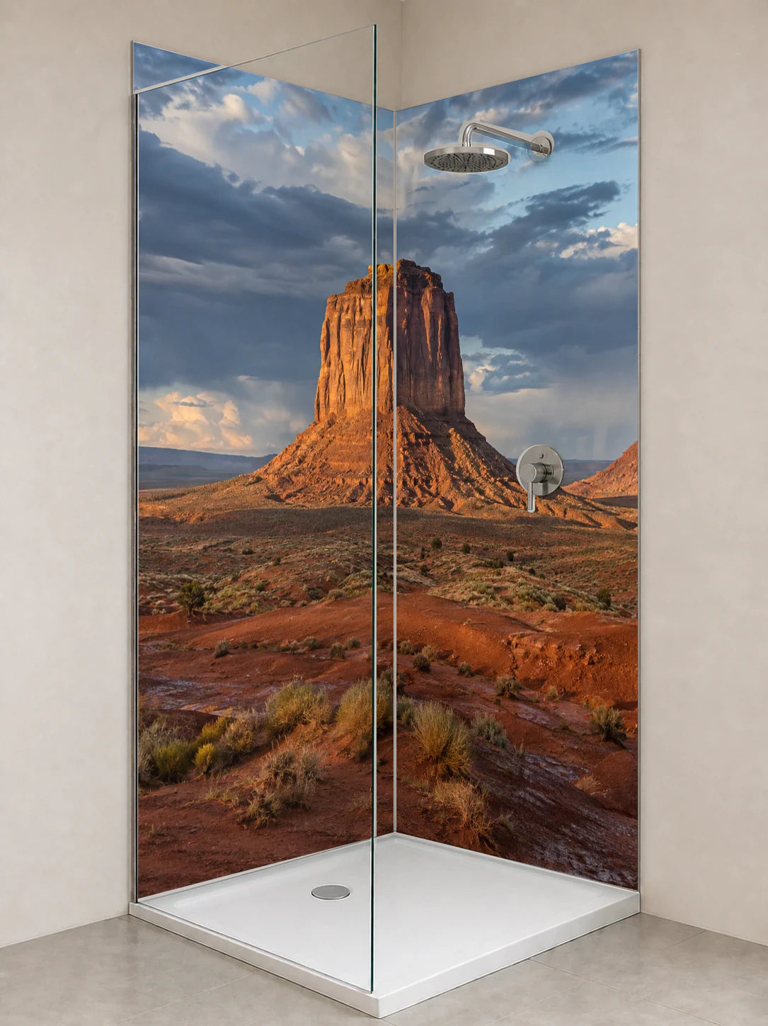 Duschrückwand „Monument Valley nach dem Regen“ als installierte Rückwand in einer hellen Dusche