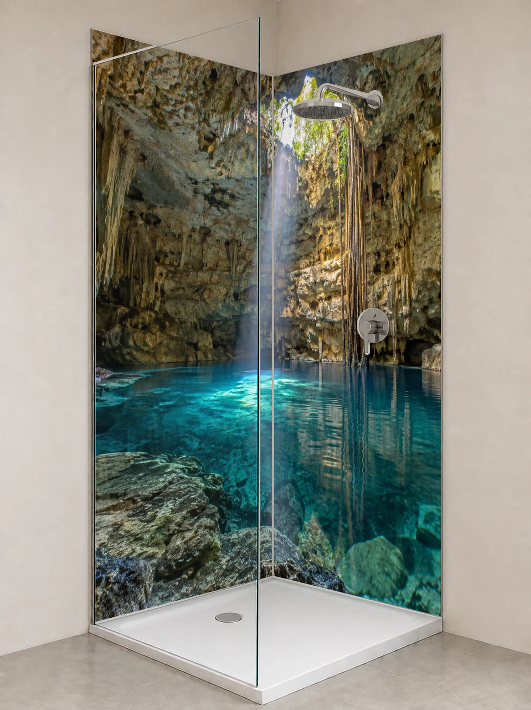 Duschrückwand „Lichtstrahl in einer Cenote“ als installierte Rückwand in einer hellen Dusche