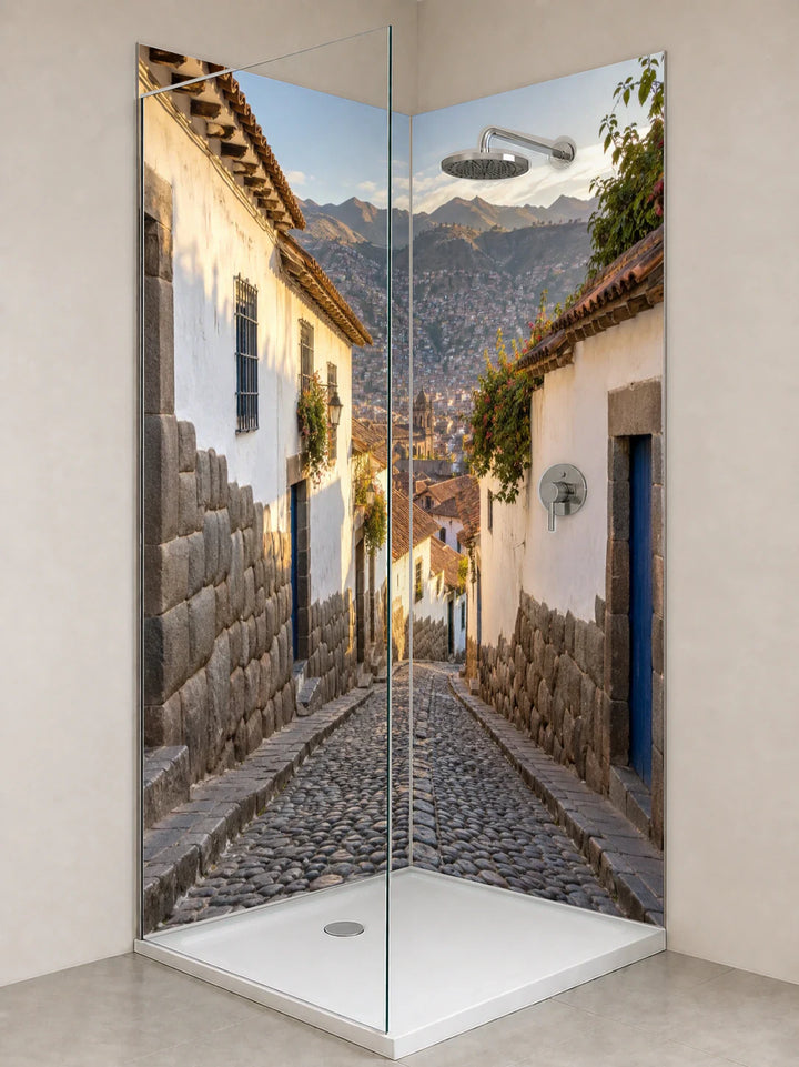 Duschrückwand „Cusco im klaren Morgenlicht“ als installierte Rückwand in einer hellen Dusche