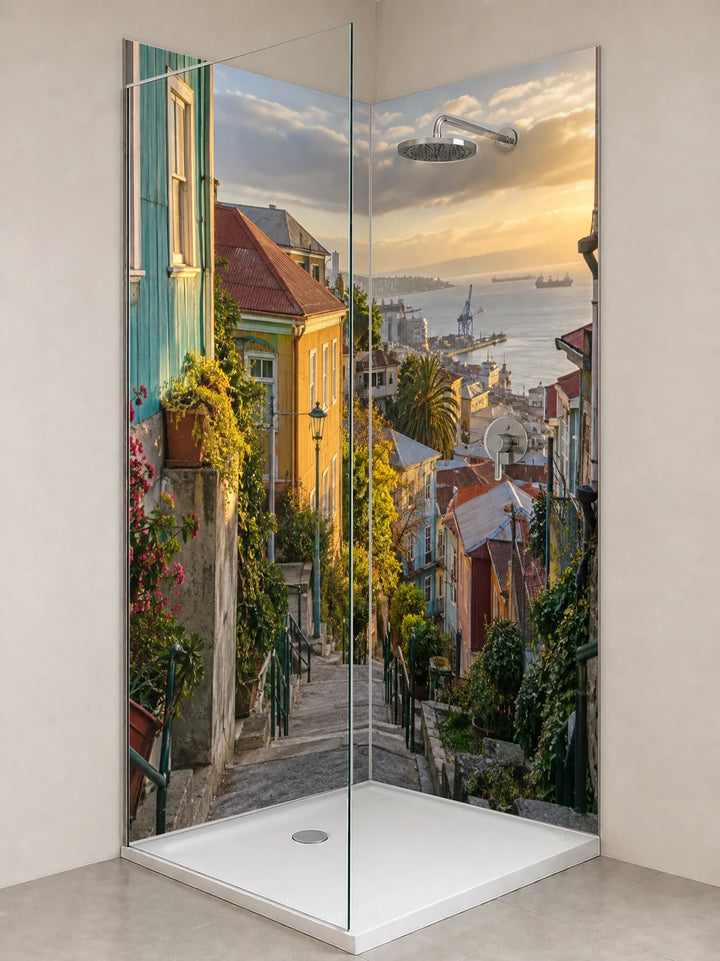 Duschrückwand „Valparaíso zwischen Sonne und Meer“ als installierte Rückwand in einer hellen Dusche