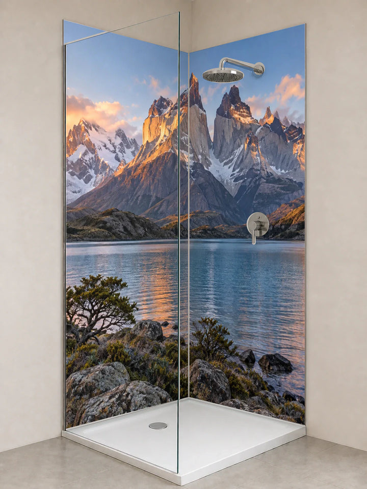 Duschrückwand „Torres del Paine im Morgenrot“ als installierte Rückwand in einer hellen Dusche