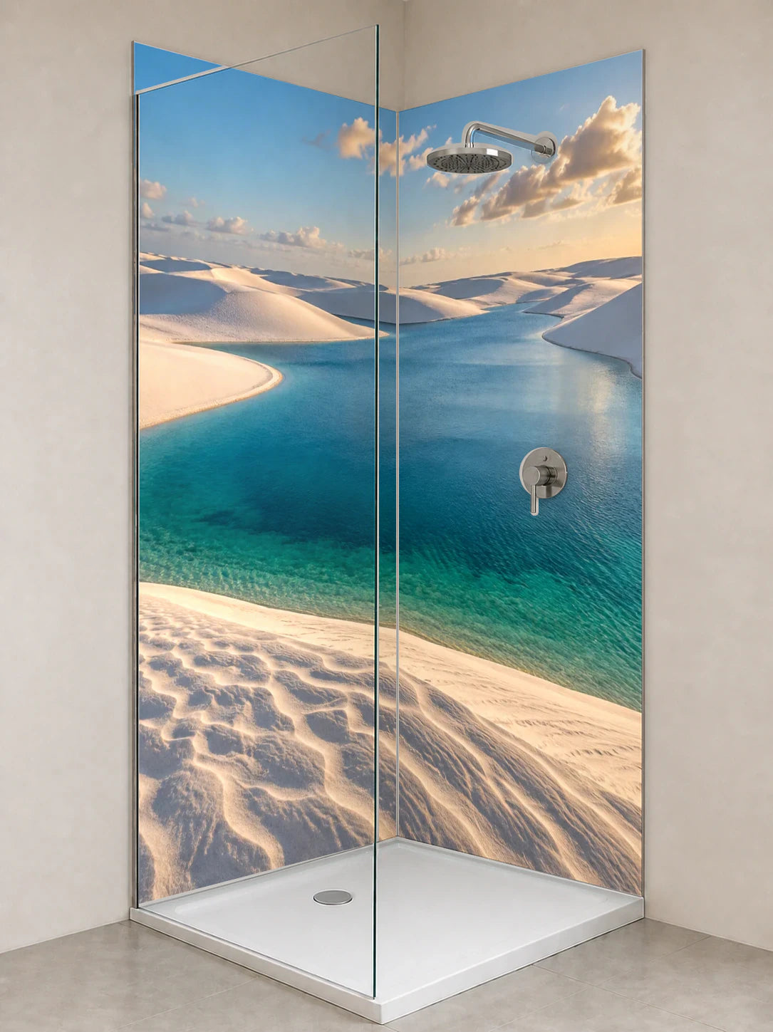 Duschrückwand „Lençóis Maranhenses nach dem Regen“ als installierte Rückwand in einer hellen Dusche
