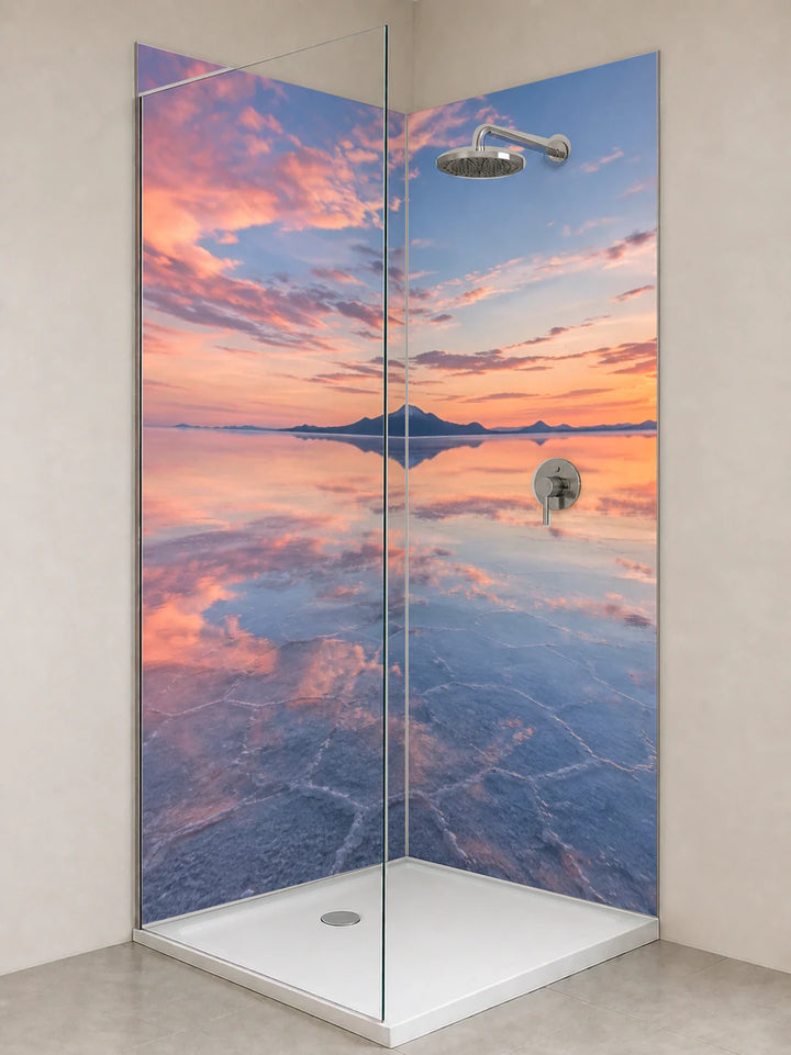 Duschrückwand „Uyuni zwischen Himmel und Salz“ als installierte Rückwand in einer hellen Dusche