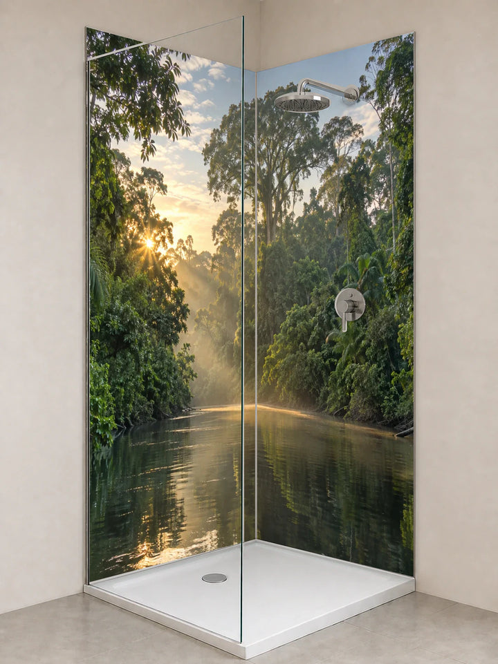 Duschrückwand „Amazonas im frühen Flussnebel“ als installierte Rückwand in einer hellen Dusche