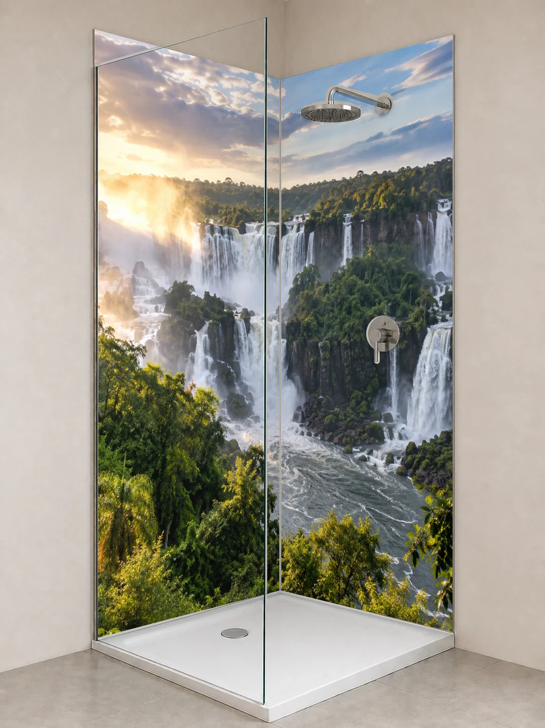 Duschrückwand „Iguazú im aufsteigenden Nebel“ als installierte Rückwand in einer hellen Dusche