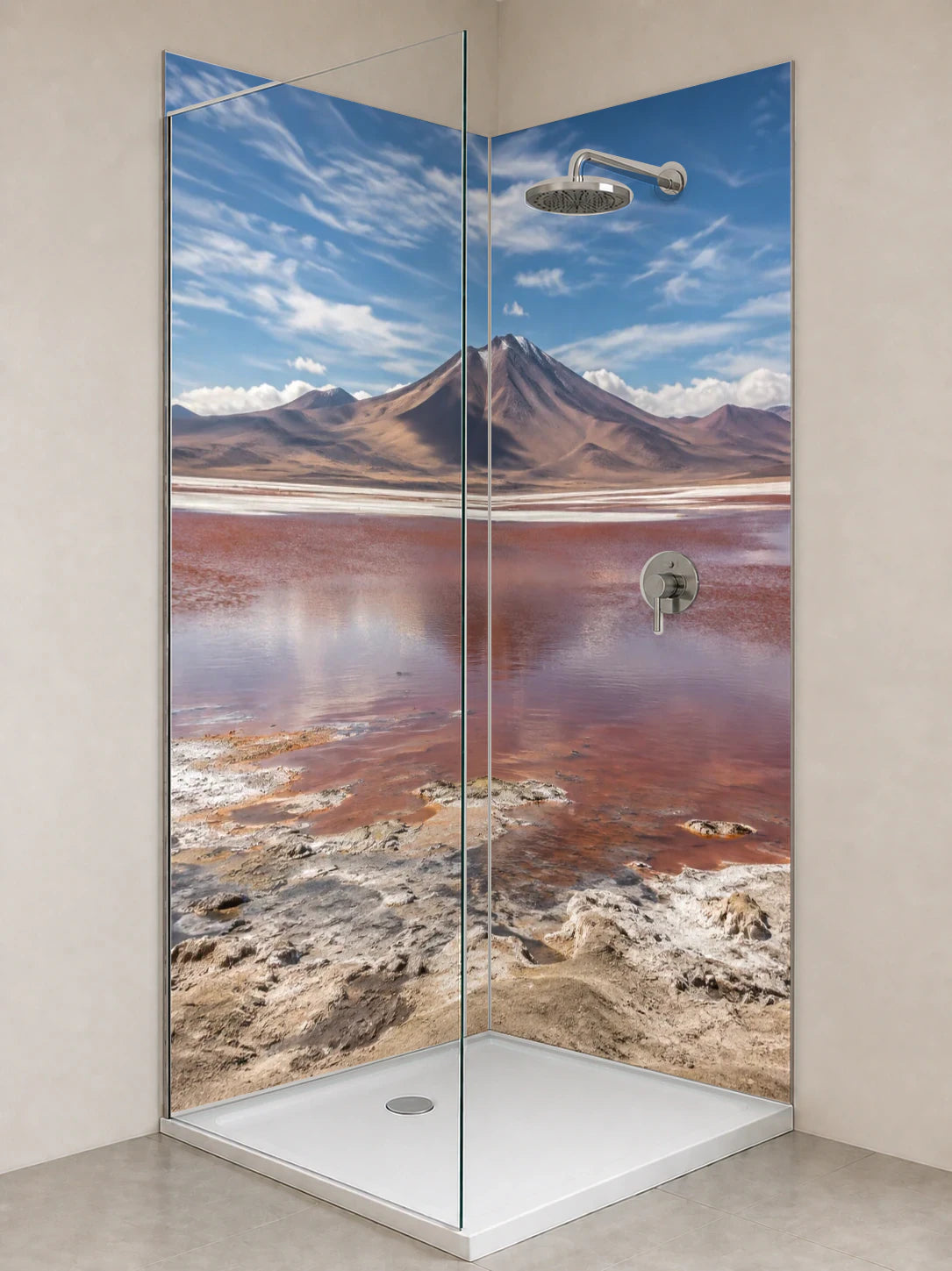 Duschrückwand „Laguna Colorada im Andenwind“ als installierte Rückwand in einer hellen Dusche