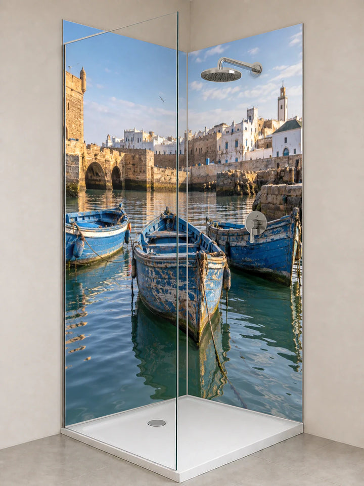 Duschrückwand „Blaue Boote im Hafen von Essaouira“ als installierte Rückwand in einer hellen Dusche