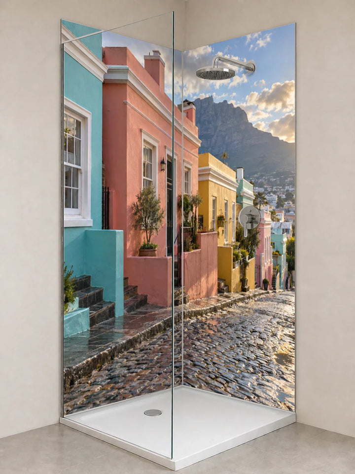 Duschrückwand „Bo-Kaap nach dem Regen“ als installierte Rückwand in einer hellen Dusche