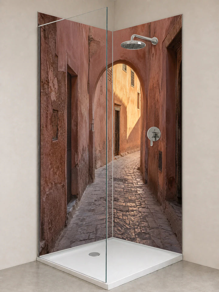 Duschrückwand „Marrakesch im ersten Sonnenlicht“ als installierte Rückwand in einer hellen Dusche