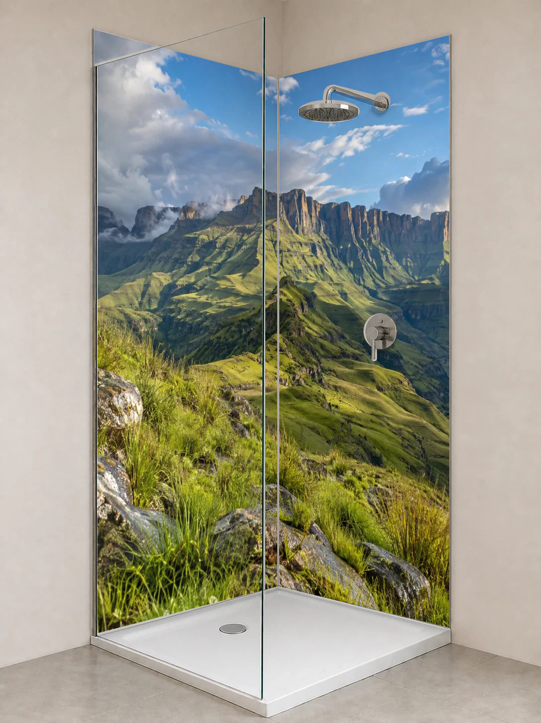 Duschrückwand „Drakensberge nach dem Gewitter“ als installierte Rückwand in einer hellen Dusche