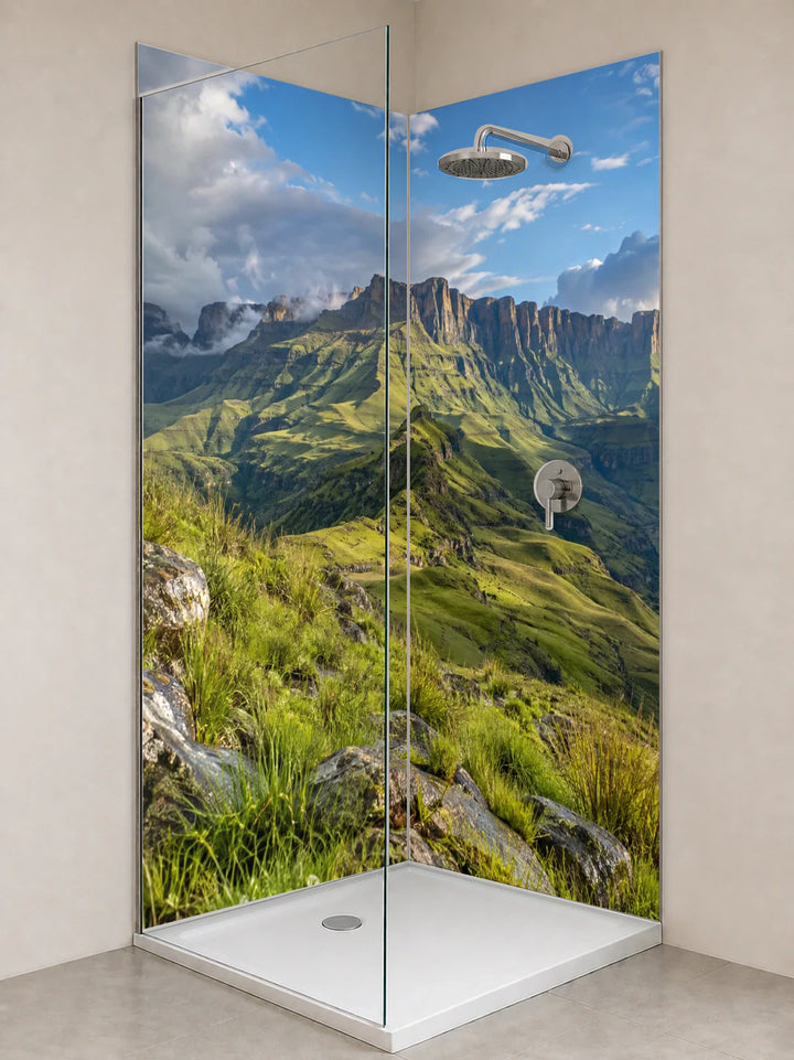 Duschrückwand „Drakensberge nach dem Gewitter“ als installierte Rückwand in einer hellen Dusche