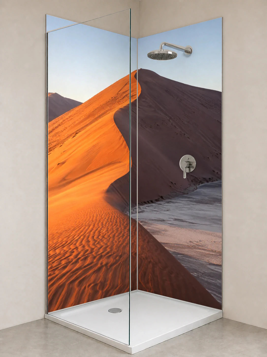 Duschrückwand „Sossusvlei am Morgen“ als installierte Rückwand in einer hellen Dusche