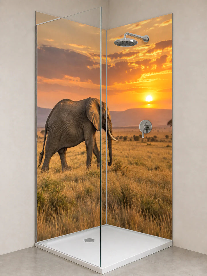 Duschrückwand „Elefant im Abendlicht der Serengeti“ als installierte Rückwand in einer hellen Dusche