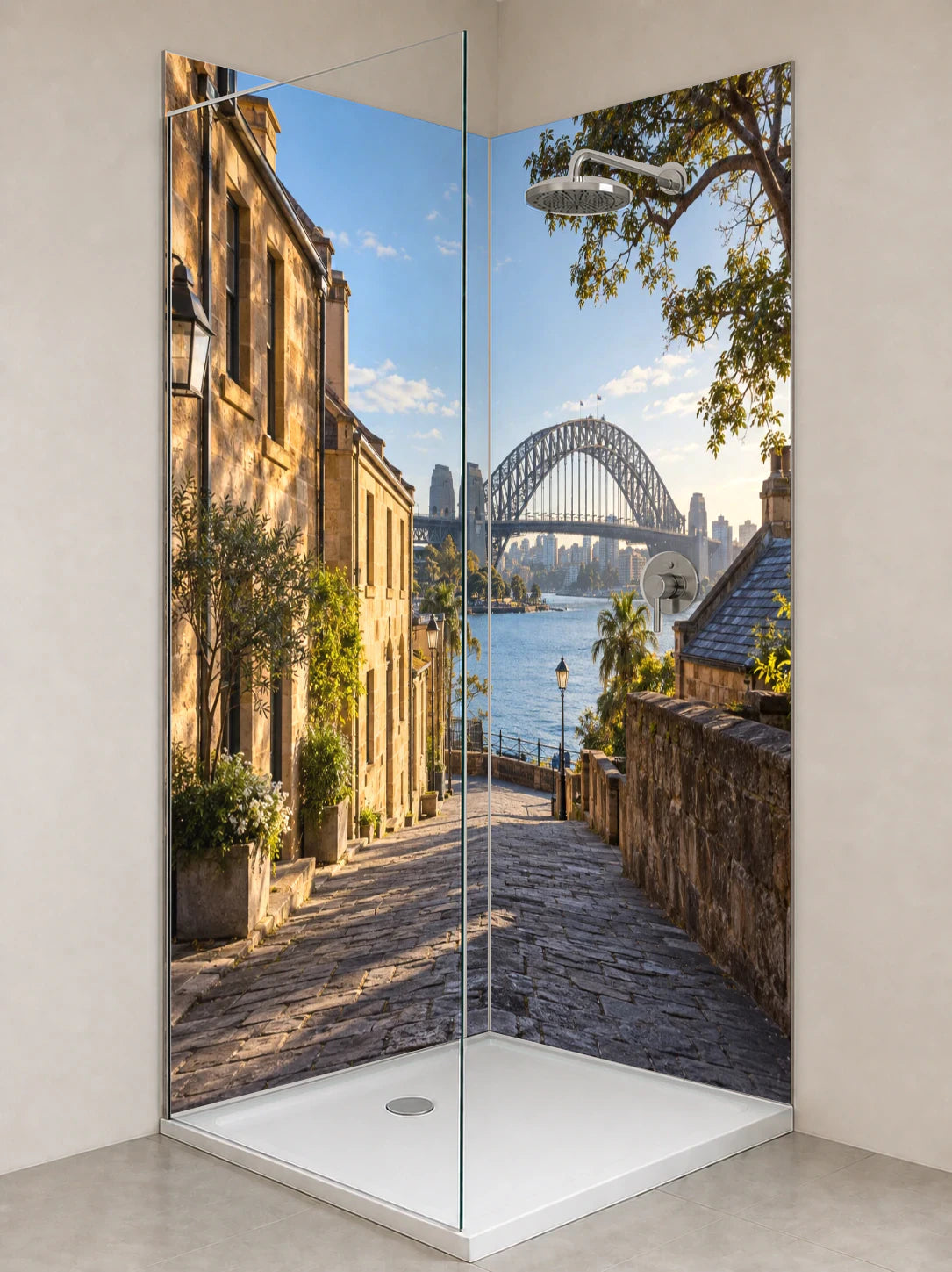 Duschrückwand „Sydney im Morgenlicht“ als installierte Rückwand in einer hellen Dusche