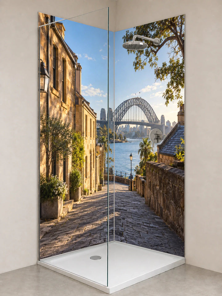 Duschrückwand „Sydney im Morgenlicht“ als installierte Rückwand in einer hellen Dusche