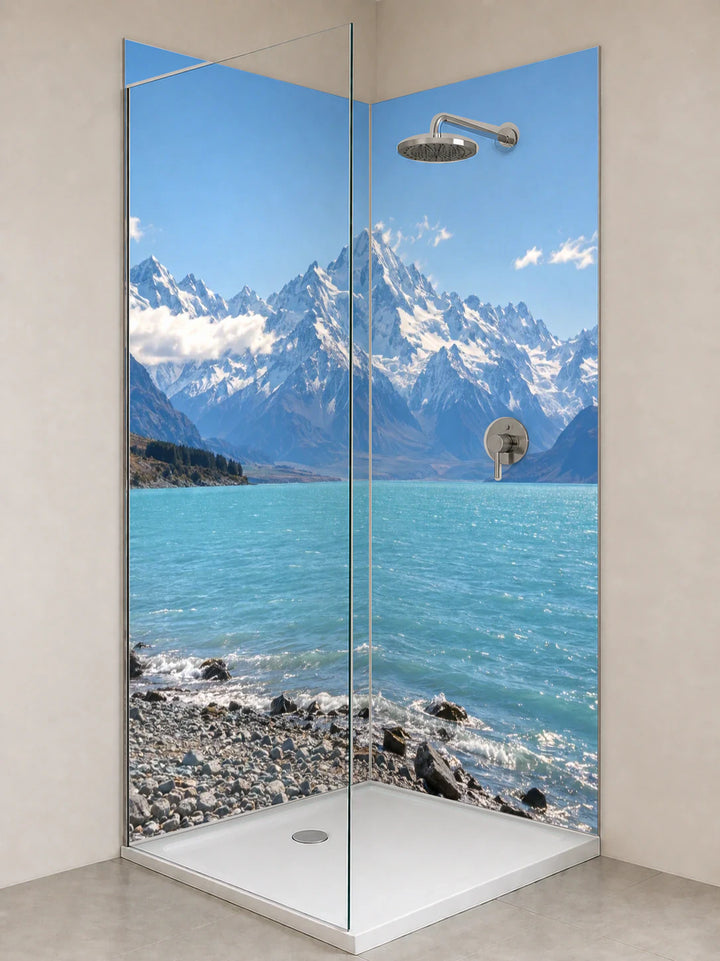 Duschrückwand „Aoraki über dem Gletschersee“ als installierte Rückwand in einer hellen Dusche