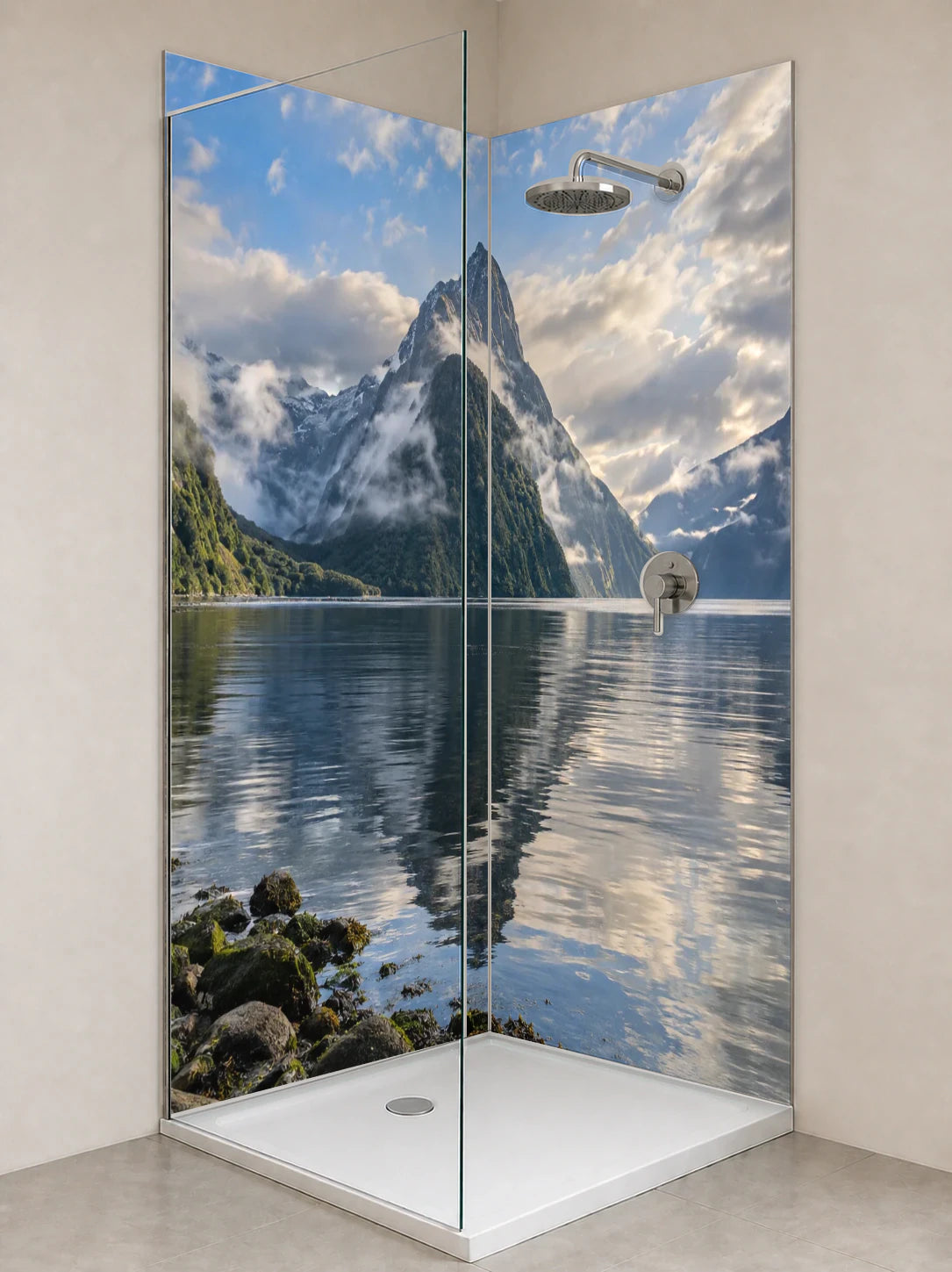 Duschrückwand „Milford Sound nach dem Regen“ als installierte Rückwand in einer hellen Dusche