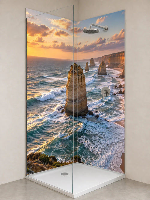 Duschrückwand „Abendlicht an den Twelve Apostles“ als installierte Rückwand in einer hellen Dusche