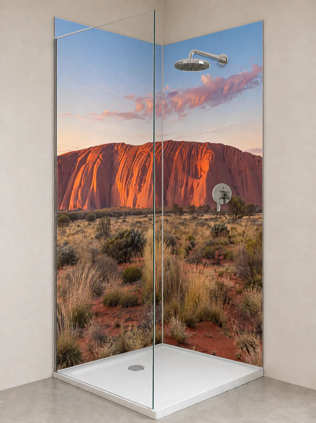 Duschrückwand „Uluru im ersten Sonnenlicht“ als installierte Rückwand in einer hellen Dusche