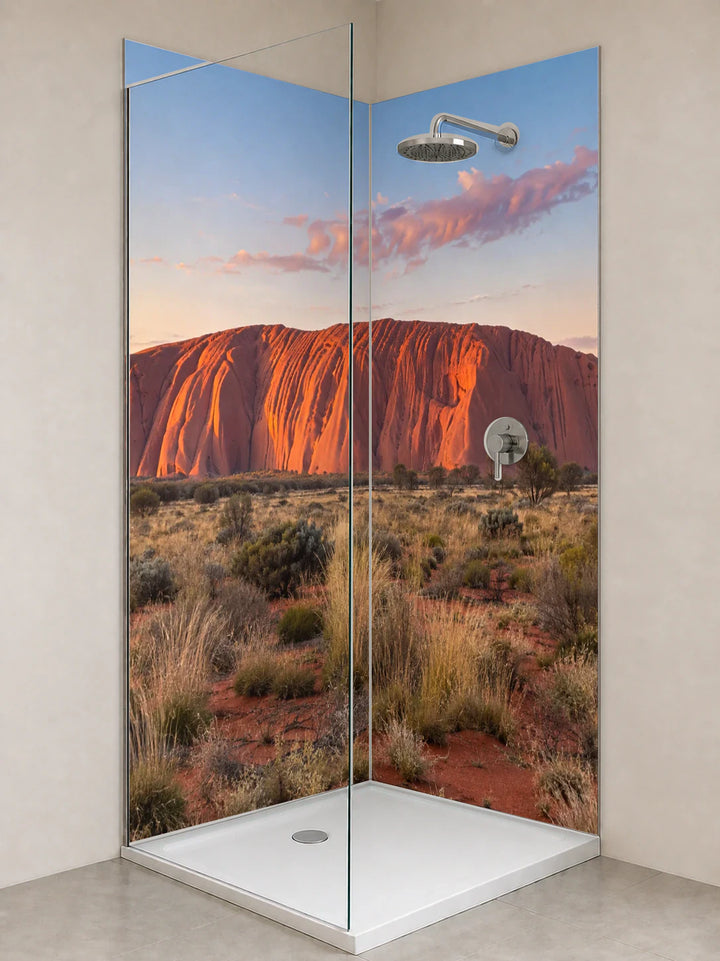 Duschrückwand „Uluru im ersten Sonnenlicht“ als installierte Rückwand in einer hellen Dusche