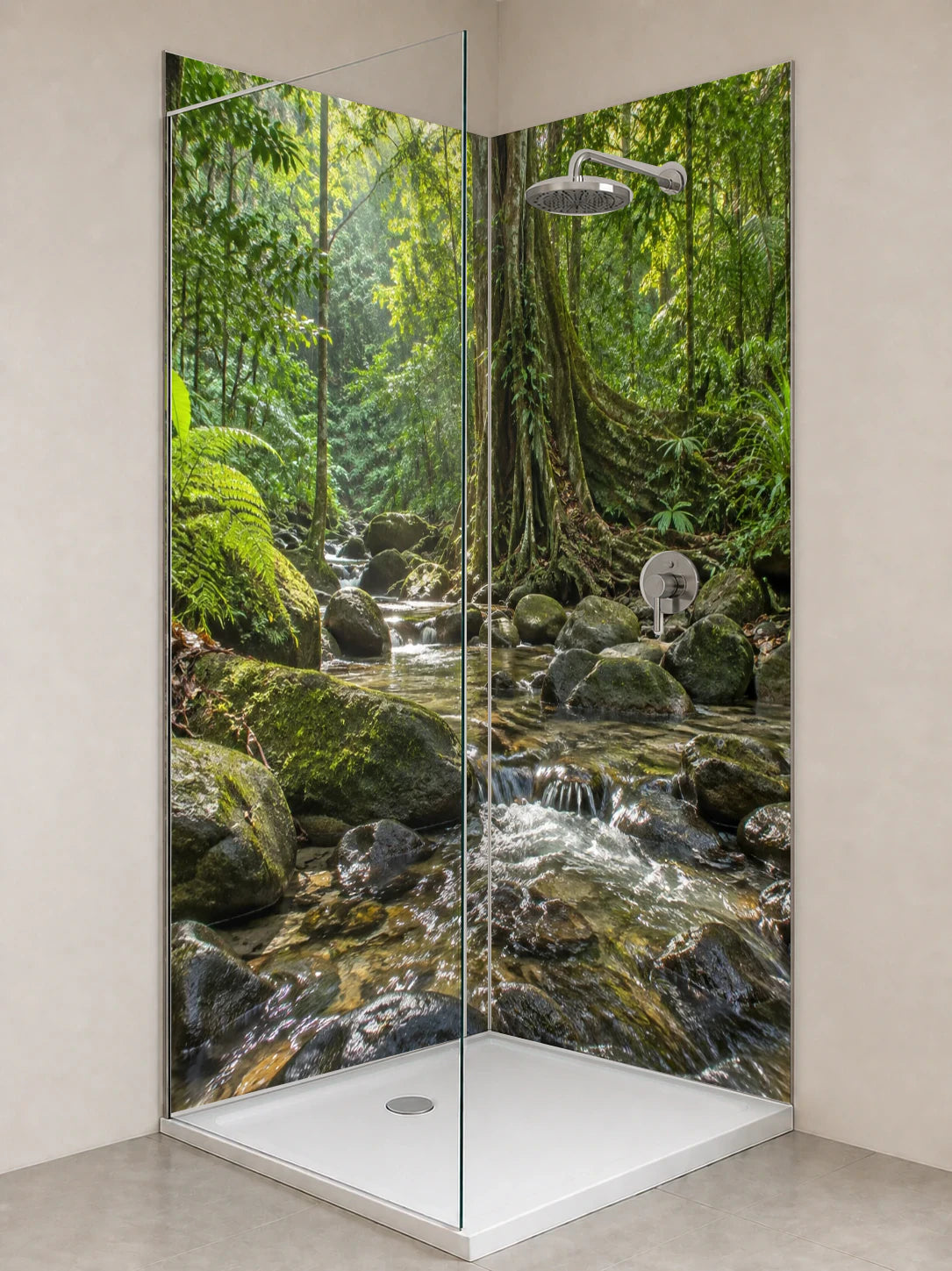 Duschrückwand „Ein Bach im Daintree-Regenwald“ als installierte Rückwand in einer hellen Dusche