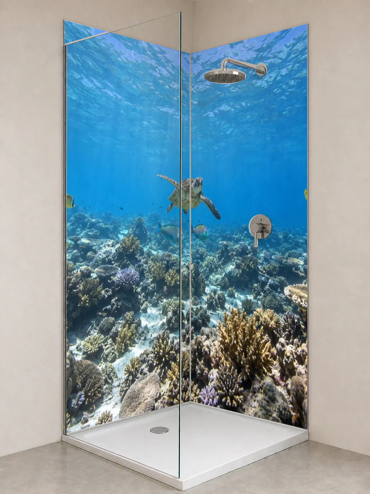 Duschrückwand „Schildkröte am Great Barrier Reef“ als installierte Rückwand in einer hellen Dusche