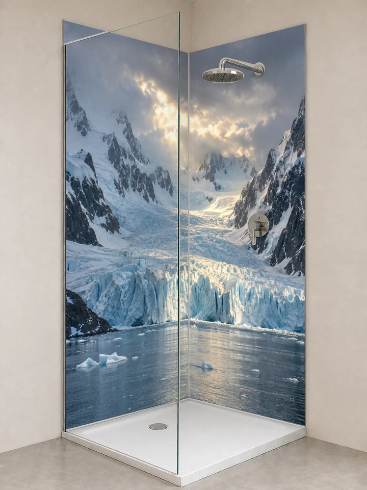 Duschrückwand „Licht auf dem antarktischen Gletscher“ als installierte Rückwand in einer hellen Dusche