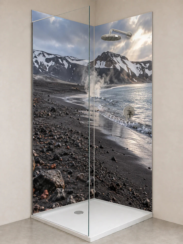 Duschrückwand „Dampf am Strand von Deception Island“ als installierte Rückwand in einer hellen Dusche