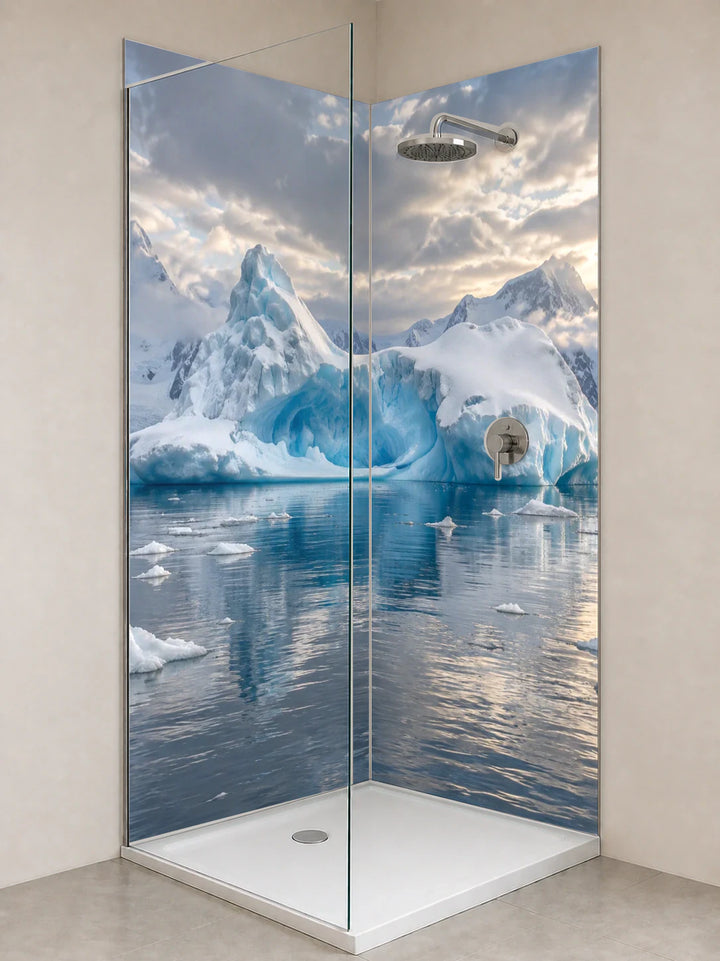 Duschrückwand „Eisberg in der Paradise Bay“ als installierte Rückwand in einer hellen Dusche