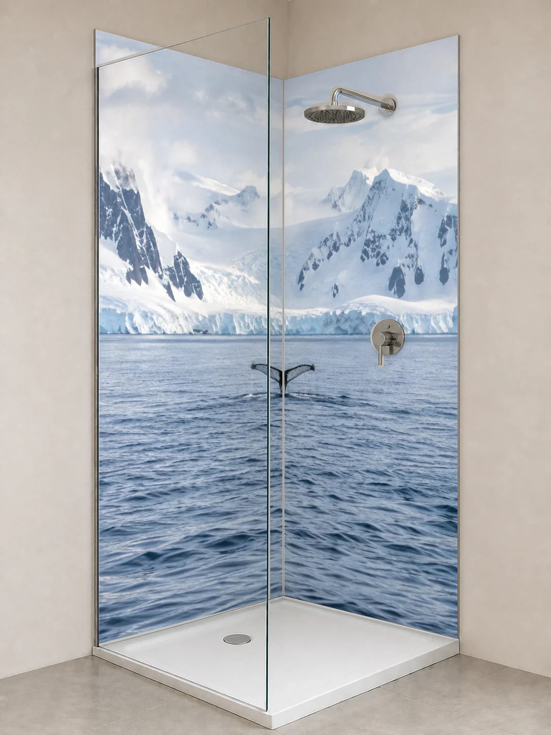 Duschrückwand „Buckelwal vor dem Gletscher“ als installierte Rückwand in einer hellen Dusche