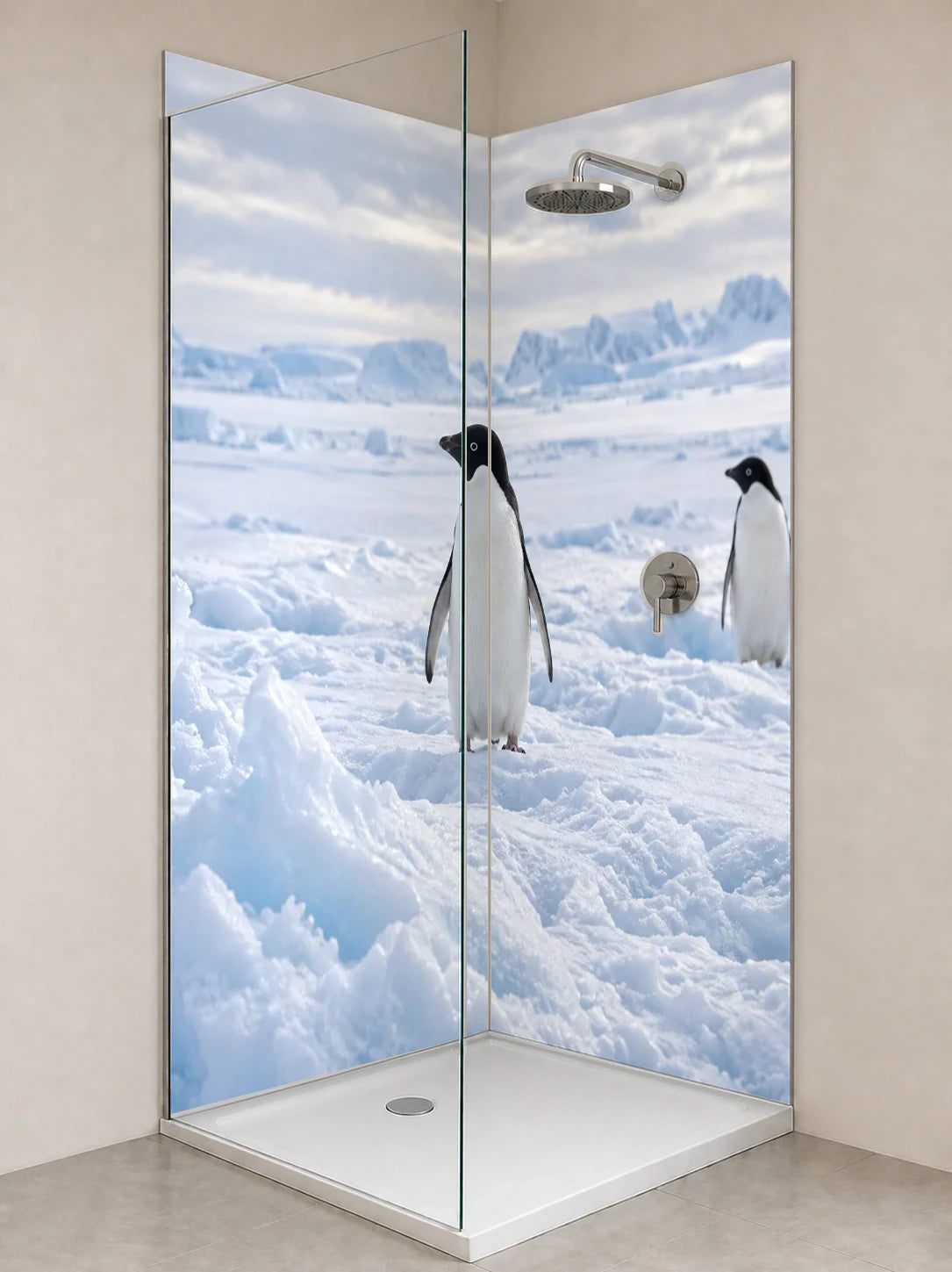 Duschrückwand „Adeliepinguine auf dem Meereis“ als installierte Rückwand in einer hellen Dusche