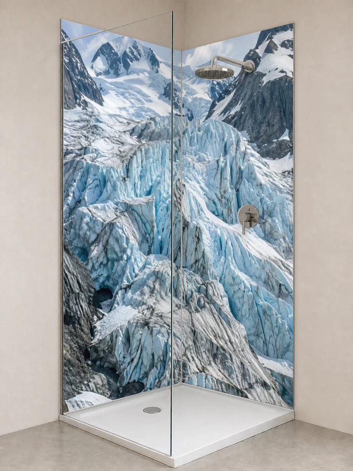 Duschrückwand „Blauer Gletscherbruch im Bergtal“ als installierte Rückwand in einer hellen Dusche
