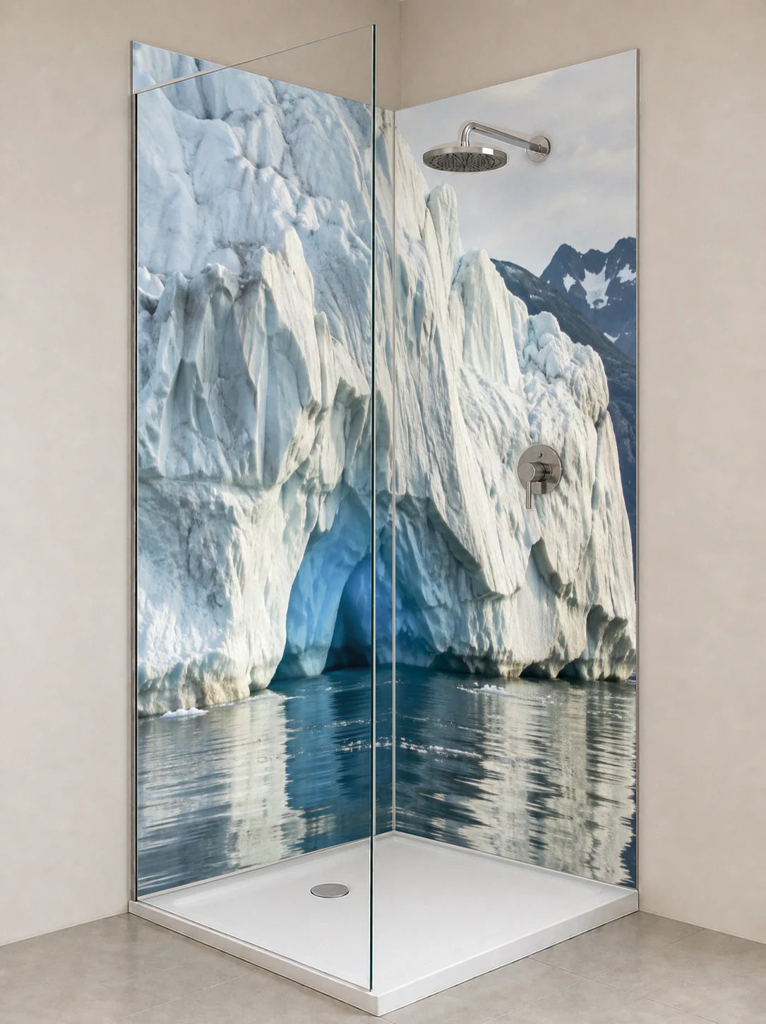 Duschrückwand „Eisbogen im treibenden Eisberg“ als installierte Rückwand in einer hellen Dusche