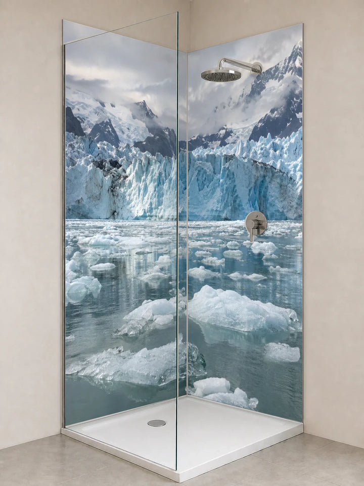 Duschrückwand „Eisschollen vor einer blauen Gletscherwand“ als installierte Rückwand in einer hellen Dusche