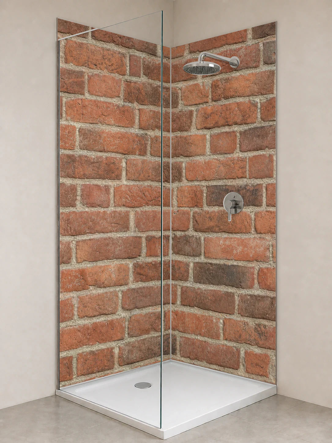 Duschrückwand „Ziegelrot mit Patina“ als installierte Rückwand in einer hellen Dusche