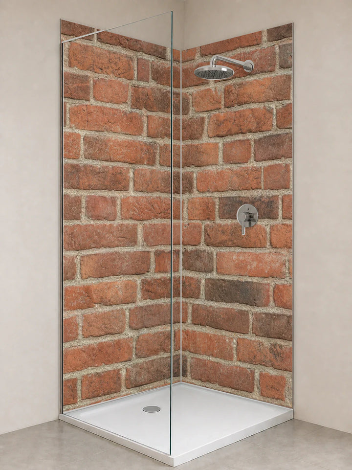 Duschrückwand „Ziegelrot mit Patina“ als installierte Rückwand in einer hellen Dusche