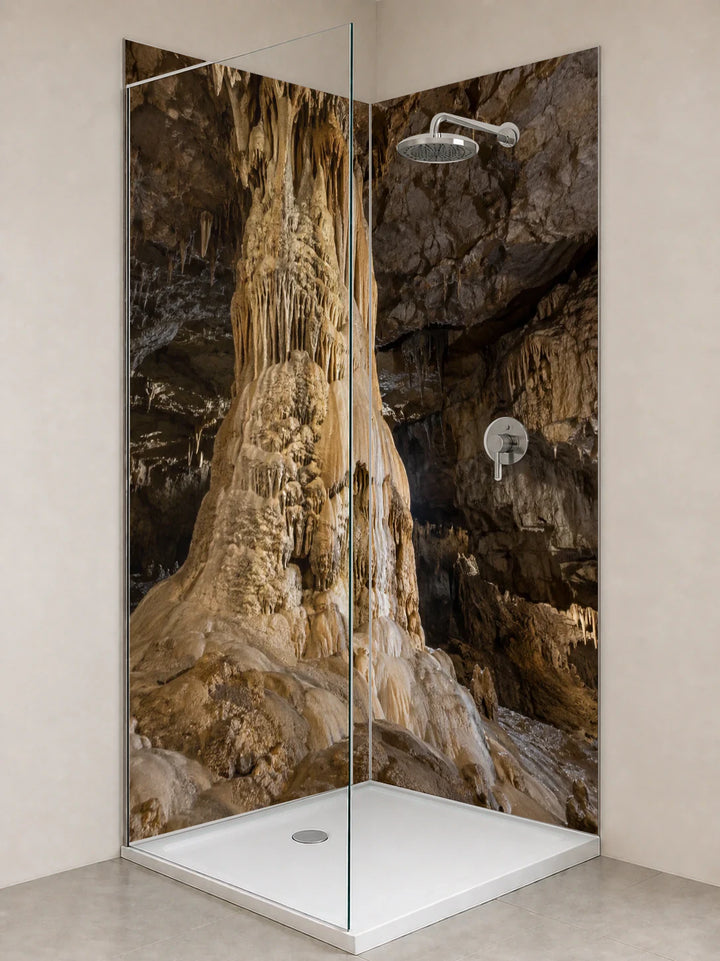 Duschrückwand „Tropfsteinsäule im großen Höhlenraum“ als installierte Rückwand in einer hellen Dusche