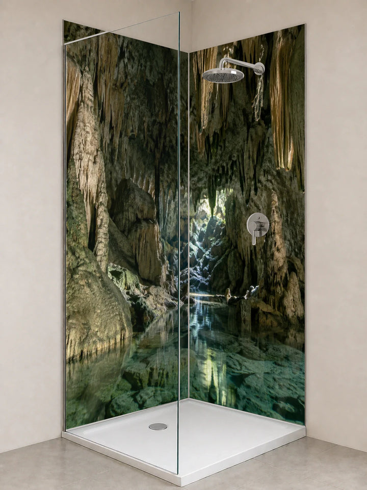Duschrückwand „Tropfsteinhöhle mit natürlichem Tageslicht“ als installierte Rückwand in einer hellen Dusche